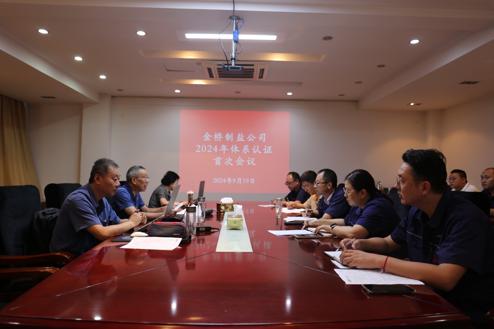 近日，金橋制鹽公司通過北京世標(biāo)認(rèn)證中心審核，給予食品安全管理體系、環(huán)境管理體系和職業(yè)健康安全管理體系認(rèn)證“保持認(rèn)證資格”的監(jiān)督審核結(jié)論，給予質(zhì)量管理體系認(rèn)證“再次注冊”的再認(rèn)證審核結(jié)論。通過審核，是對公司精細(xì)化管理成果的檢驗，促進公司內(nèi)控管理水平持續(xù)提升。（李曉月）